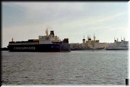 Viel los im Frachthafen